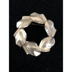 Elegant Gold-tone Leaf Wreath Circle Brooch 1960s vintage
